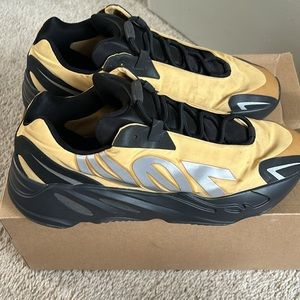 Yeezy adidas 700 mnvn